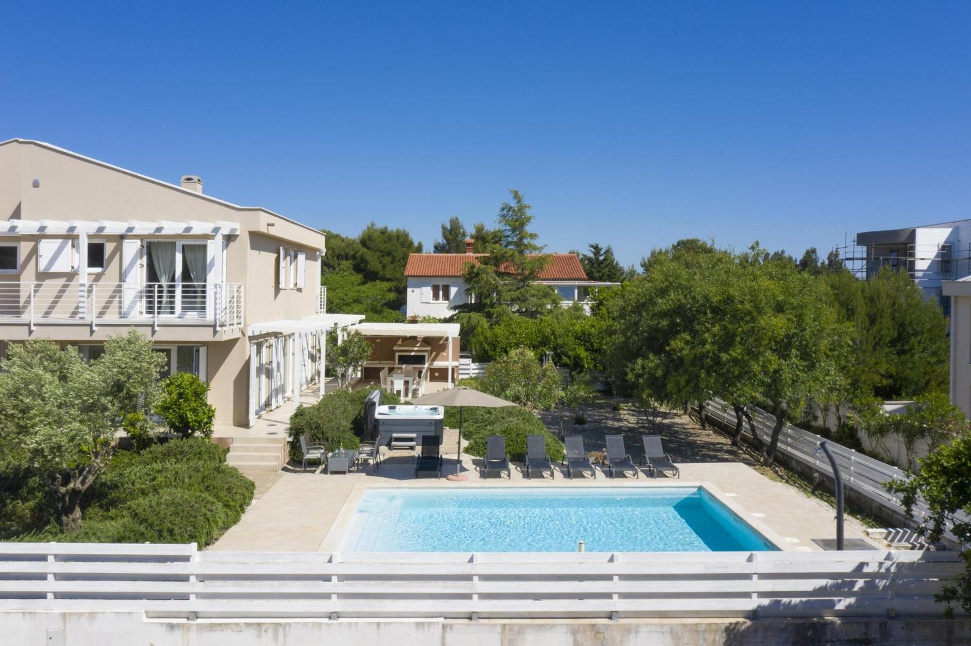 Villa Bella - Beautiful And Modern House With Pool, Souna, Jacuzzi & Playground, Liznjan - Istra Exterior foto