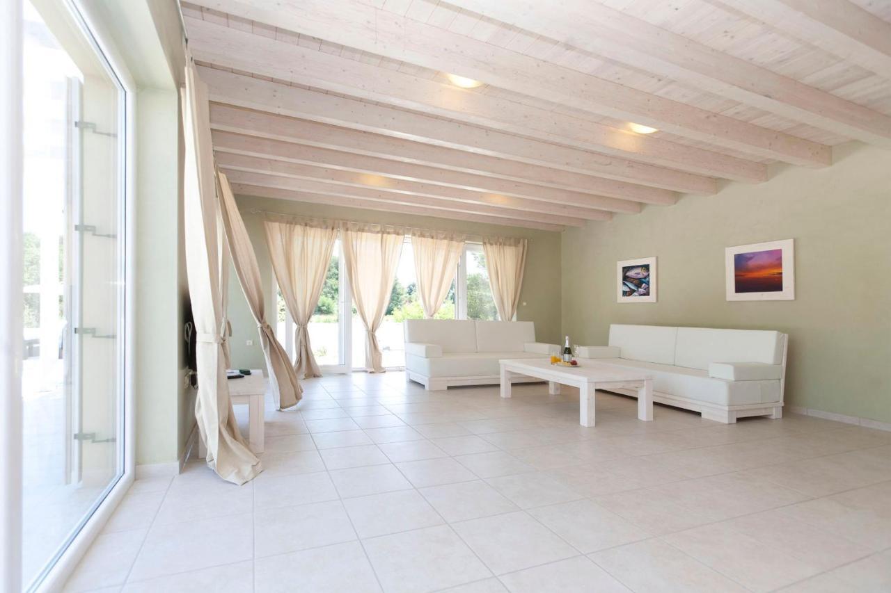 Villa Bella - Beautiful And Modern House With Pool, Souna, Jacuzzi & Playground, Liznjan - Istra Exterior foto